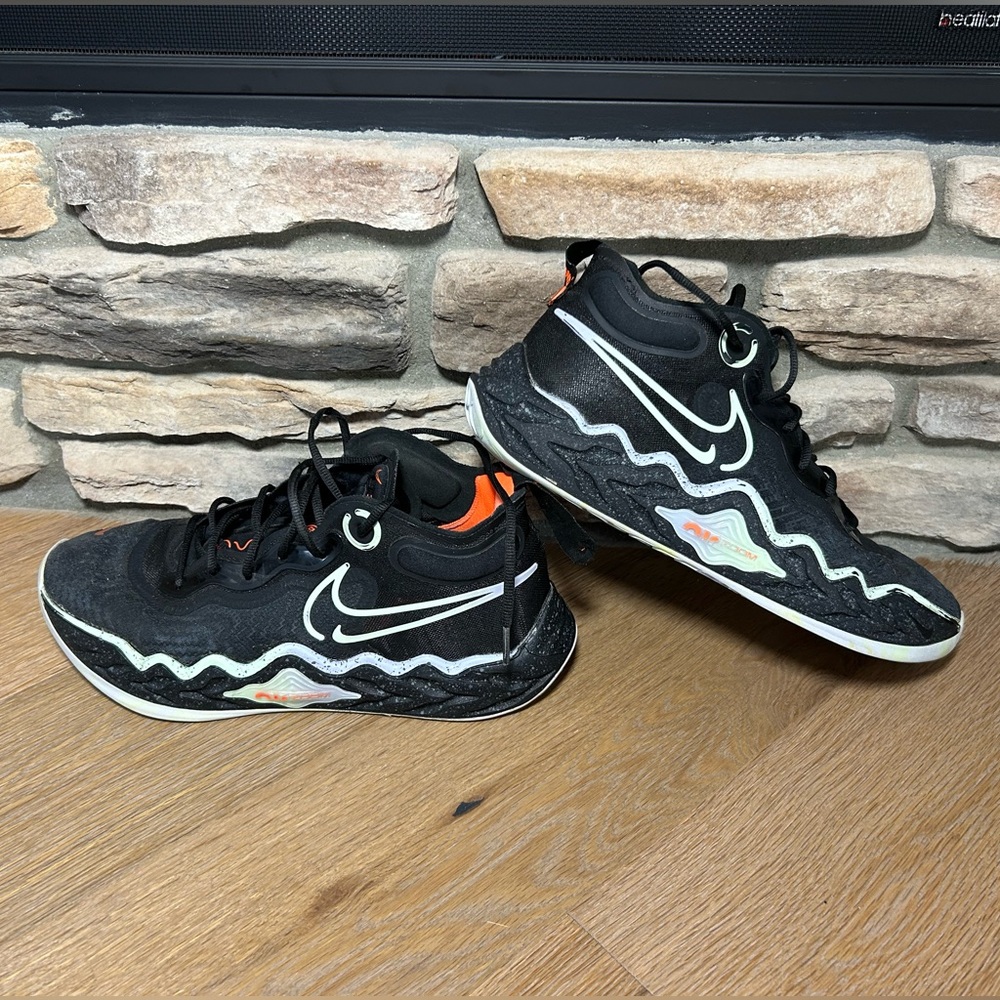 Nike size 10.5 Air Zoom basketball shoes